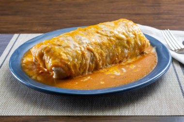 Islak bir burrito tabağı manzarası.