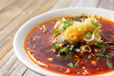  Baharatlı ördek kanı çorbasının yakın plan görüntüsü..