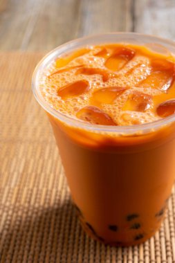 Buz gibi soğuk plastik bir fincan Tayland çayı manzarası.