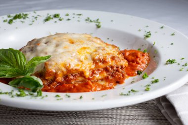 Bir tabak lazanya manzarası.