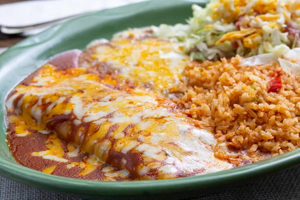Une Vue Une Assiette Enchiladas Avec Côté Riz Haricots — Photo