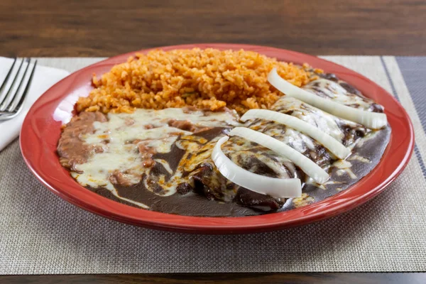 Μια Άποψη Ενός Μεξικάνικου Πιάτου Του Mole Enchiladas — Φωτογραφία Αρχείου