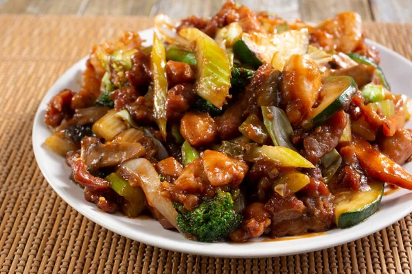 Una Vista Plato Plato Kung Pao Con Pollo Carne Res — Foto de Stock