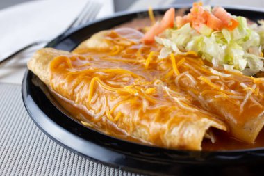Bir tabak enchilada 'nın yakın plan görüntüsü.