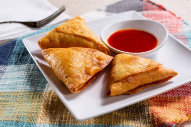 Üç tabak sambusa aperatifi manzarası..