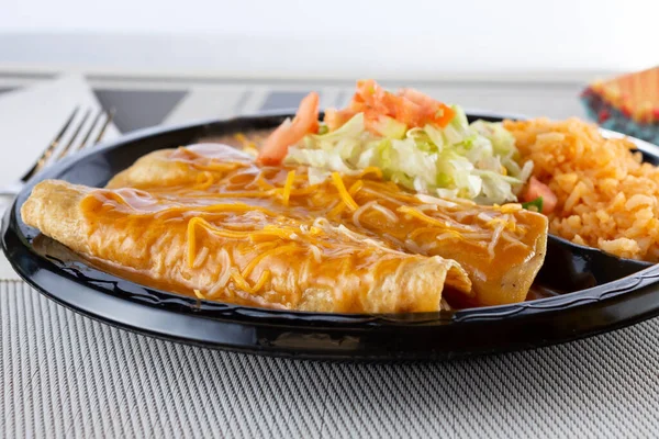 Une Vue Une Assiette Deux Enchiladas Avec Côté Riz — Photo