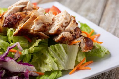 Tavuk bahçesi salatası manzarası..