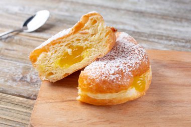 Limon reçelli şekerli çörek manzarası.