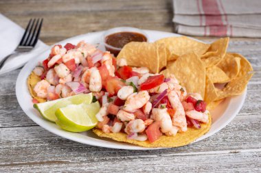 Bir tabak karides ceviche tostadas manzarası..