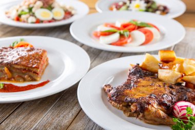 Masada kızarmış pollet, patlıcan, parmesan ve caprese içeren birkaç İtalyan tabağı var..