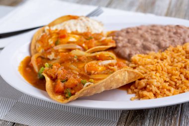 Tostada bir tabak huevos rancheros manzarası..