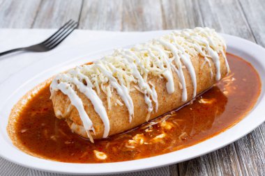 Islak bir burrito tabağı manzarası.