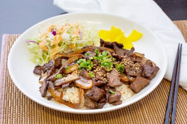 Teriyaki biftek tabağı manzarası.
