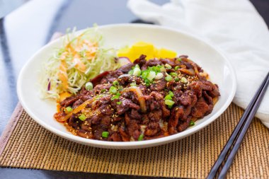 Bir tabak Kore usulü ızgara domuz eti ve pilav..