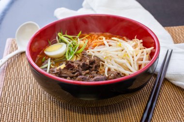 Kore soslu sığır eti soslu büyük bir ramen kasesi manzarası..