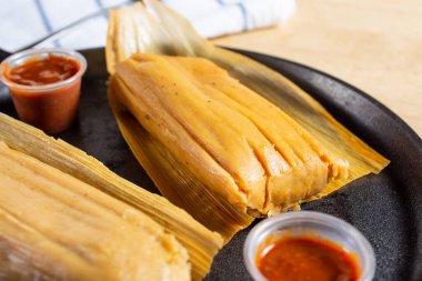 Comal üzerinde bir çift tamale 'nin yakın çekim görüntüsü.
