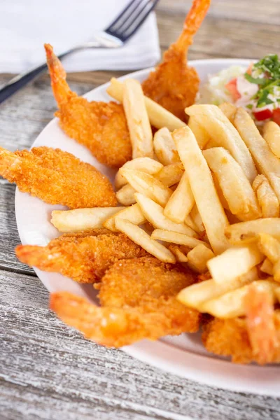 Plate Deep Fried Shrimp Surrounding French Fries — 스톡 사진
