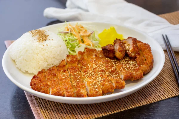 Bir tabak tonkatsu manzarası.