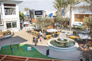 Long Beach, California, ABD - 01-22-2020: 2. ve PCH olarak bilinen alışveriş merkezinin plaza bölgesinin ikinci katından bakan bir manzara.