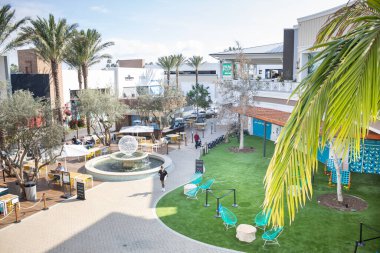 Long Beach, California, ABD - 01-22-2020: 2. ve PCH olarak bilinen alışveriş merkezinin ana plaza alanı.