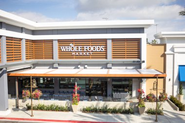 Long Beach, California, ABD - 01-22-2020: Whole Foods Market 'in 2. ve PCH alışveriş merkezlerindeki ön tabela ve giriş alanı.
