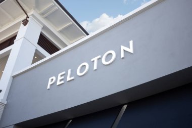 Long Beach, California, ABD - 01-22-2020: Peloton olarak bilinen fitness butiği için bir mağaza önü tabelası.
