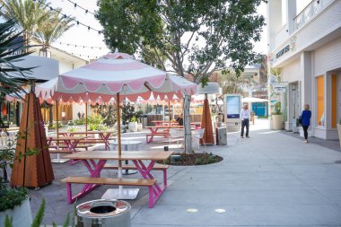 Long Beach, California, ABD - 01-22-2020: 2. ve PCH olarak bilinen alışveriş merkezinin meydanındaki bir halk yemek alanı manzarası.