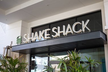 Long Beach, California, ABD - 01-22-2020: Shake Shack olarak bilinen burger zincirinin ön levhası, 2. ve PCH 'de yer almaktadır..