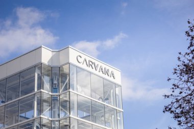 Westminster, California, ABD - 01-22-2020: Otomobil otomobil bayilerinin birinin üzerindeki Carvana logosunun yakın görüntüsü.