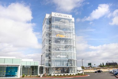 Westminster, California / ABD - 01 / 22 / 2020: Carvana otomat kulesi ve bayilik manzarası.