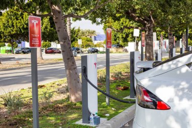 Westminster, California, ABD - 01-22-2020: Süperşarj pompasına bağlı bir Tesla aracının arka görüntüsü.