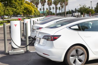 Westminster, California, ABD - 01-22-2020: Westminster AVM otoparkındaki Tesla Supercharger pompa istasyonunda park etmiş birkaç Tesla arabasının geniş bir görüntüsü.