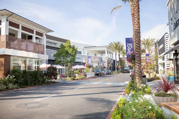 米国カリフォルニア州ロングビーチ 2020 2番目とPchとして知られているショッピングセンターの小売店の間の大通りの眺め — ストック写真