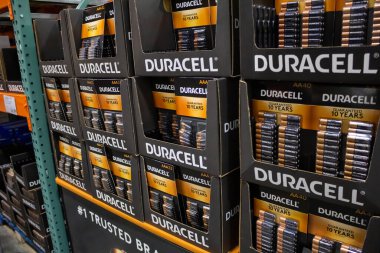 Marina Del Rey, Kaliforniya / ABD - 01 / 23 / 2020: Yerel büyük bir markette sergilenmekte olan çok sayıda Duracell pil paketinin görüntüsü.