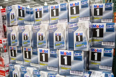 Marina Del Rey, Kaliforniya, ABD - 01-23-2020: Mobil 1 sentetik motor yağının yerel bir büyük market vitrininde sergilenmesi.