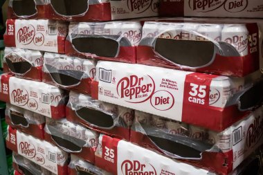 Marina Del Rey, Kaliforniya / ABD - 01 / 23 / 2020: Yerel büyük bir markette çok sayıda Diyet Dr. Pepper vakasının görüntüsü.