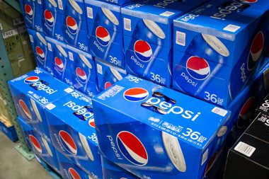 Marina Del Rey, Kaliforniya / ABD - 01 / 23 / 2020: Yerel büyük bir markette sergilenen çok sayıda kutu Pepsi 'nin görüntüsü.