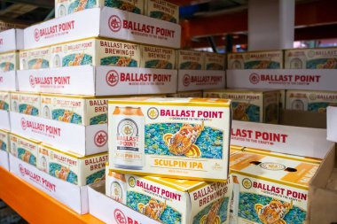 Marina Del Rey, Kaliforniya / ABD - 01 / 23 / 2020: Yerel büyük bir markette sergilenen Ballast Point Sculpin IPA 'nın çok sayıda vakasının görüntüsü.