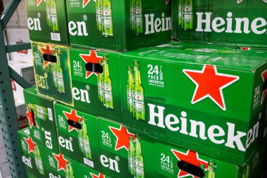 Marina Del Rey, Kaliforniya / ABD - 01 / 23 / 2020: Yerel büyük bir markette birkaç büyük Heineken vakası sergileniyor.