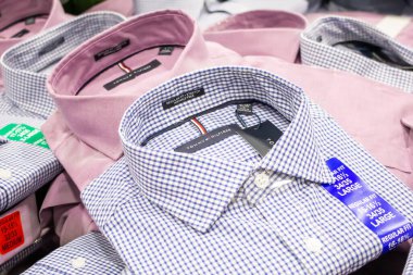Marina Del Rey, Kaliforniya / ABD - 01 / 23 / 2020: Bir perakende mağazasında sergilenen çok sayıda yepyeni Tommy Hilfiger elbise gömleğinin manzarası.