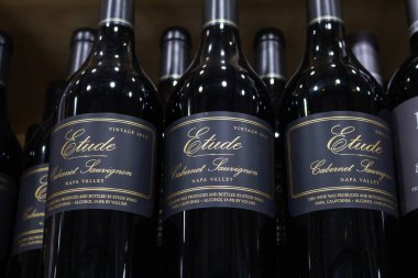 Marina Del Rey, Kaliforniya / ABD - 01 / 23 / 2020: Birkaç şişe Etude Cabernet Sauvignon yerel bir bakkalda sergileniyor.