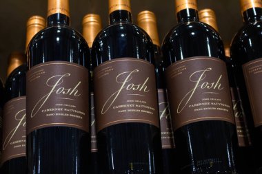 Marina Del Rey, Kaliforniya / ABD - 01 / 23 / 2020: Yerel bir bakkalda birkaç şişe Josh Cabernet Sauvignon sergileniyor.