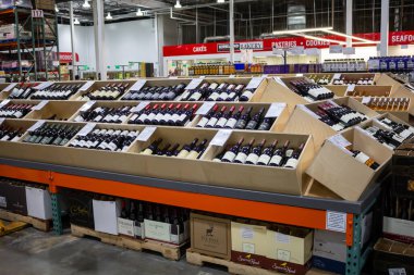 Marina Del Rey, Kaliforniya, ABD - 01-23-2020: Yerel bir Costco 'daki şarap şişesi seçim alanının manzarası. 