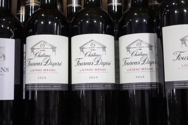 Marina Del Rey, Kaliforniya / ABD - 01 / 23 / 2020: Yerel bir bakkalda sergilenen çok sayıda Chateau Fourcas Dupre Listrac-Medoc Bordeaux şarabının manzarası.