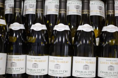 Marina Del Rey, Kaliforniya, ABD - 01-23-2020: Yerel bir bakkalda sergilenen çok sayıda Domaine Louis Moreau Chablis 1er Cru Vaulignot şişesinin görüntüsü.