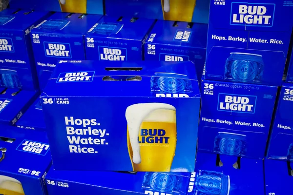 Marina Del Rey, Kaliforniya, ABD - 01-23-2020: Yerel bir büyük kutu dükkanında sergilenen birkaç kasa Bud Light bira.