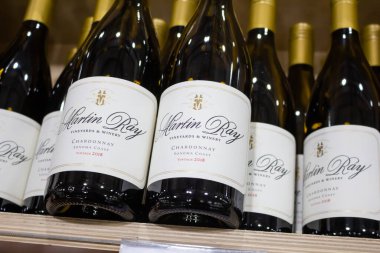 Marina Del Rey, Kaliforniya / ABD - 01 / 23 / 2020: Yerel bir bakkalda sergilenen çok sayıda Martin Ray Vineyards & Şaraphanesinin görüntüsü.