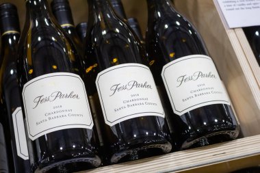 Marina Del Rey, Kaliforniya / ABD - 01 / 23 / 2020: Yerel bir bakkalda sergilenen çok sayıda şişe Fess Parker Chardonnay manzarası.