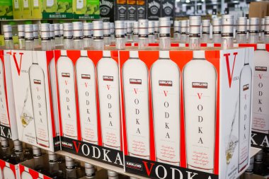 Marina Del Rey, Kaliforniya, ABD - 01-23-2020: Yerel bir Costco mağazasında sergilenen çok sayıda cam şişe Kirkland İmza Votkası manzarası.