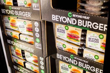 Marina Del Rey, Kaliforniya / ABD - 01 / 23 / 2020: Beyond Meat ürünlerinin, özellikle de Beyond Burger 'in yerel büyük bir markette bulunan çok sayıda vakasına bakış.